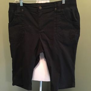 Lee relaxed black cotton capris 14P